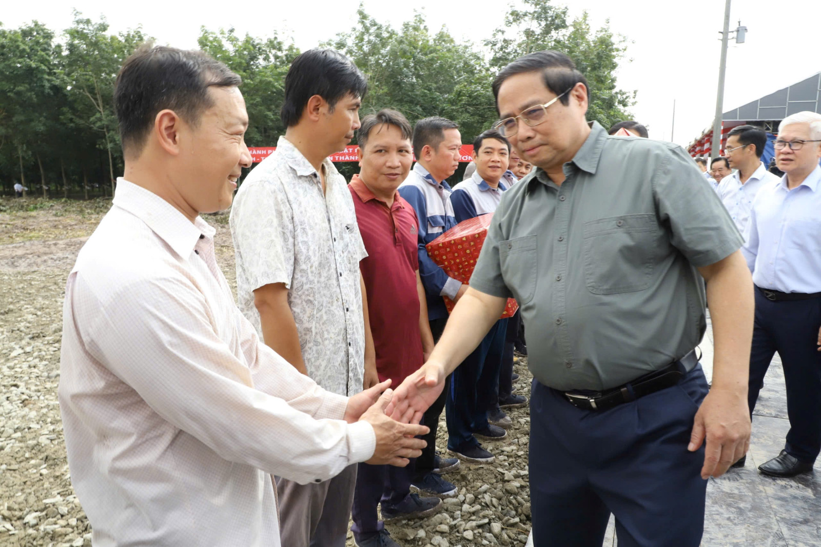 Thủ tướng Chính phủ Phạm Minh Chính thăm hỏi, bắt tay động viên công nhân lao động tại công trình.